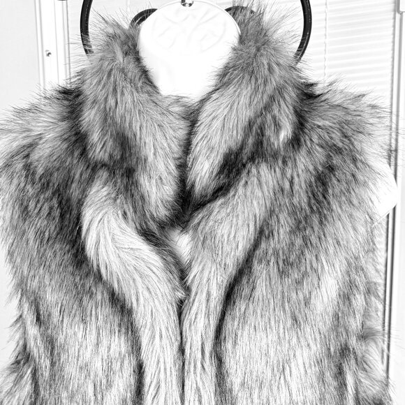 Fabulous-Furs Donna Salyers Silver Faux Fur Hook Vest (XS) - Picture 2 of 5